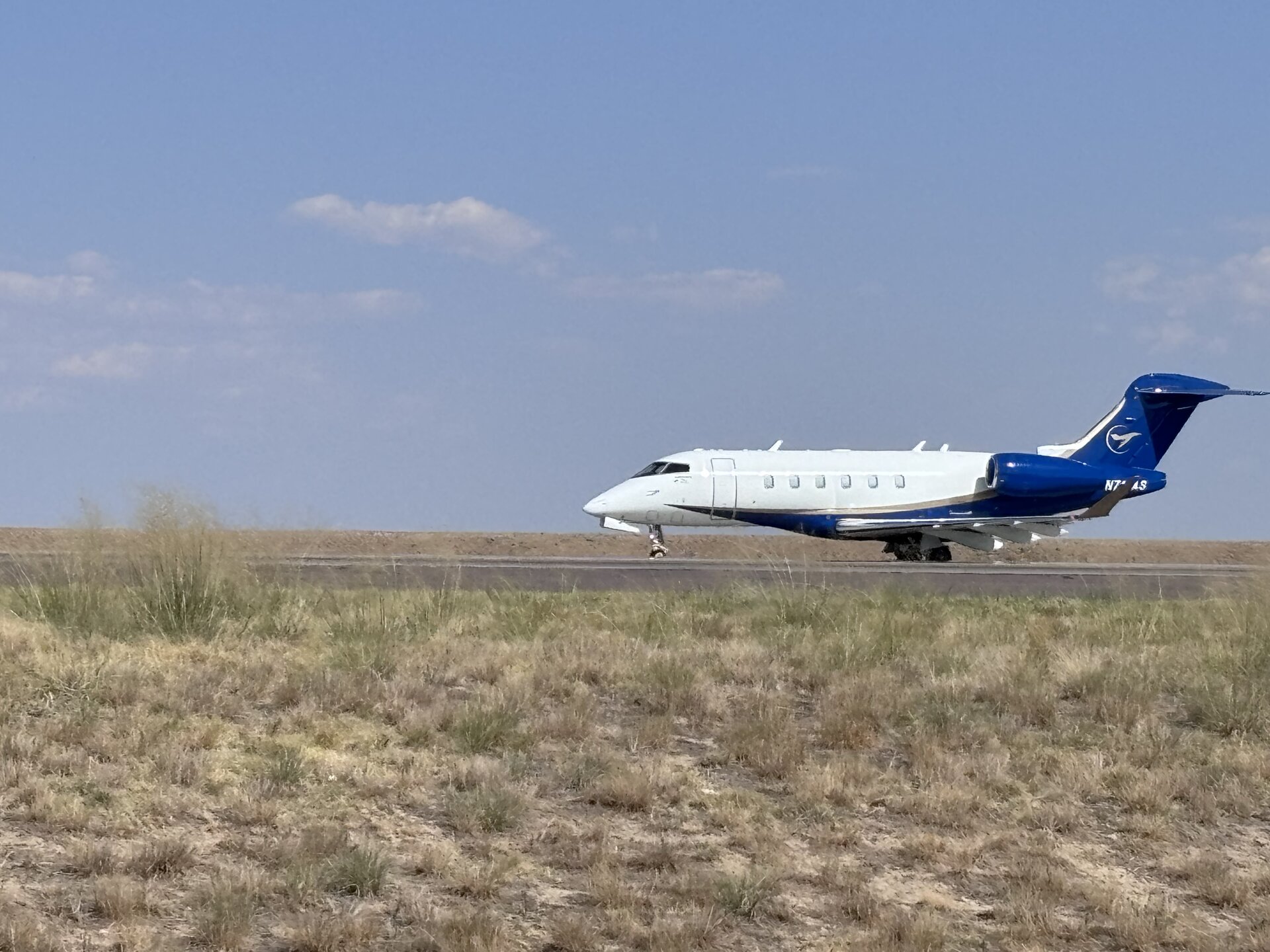 Bombardier Challenger 600/601/604 (likely 604 variant based on features and livery)