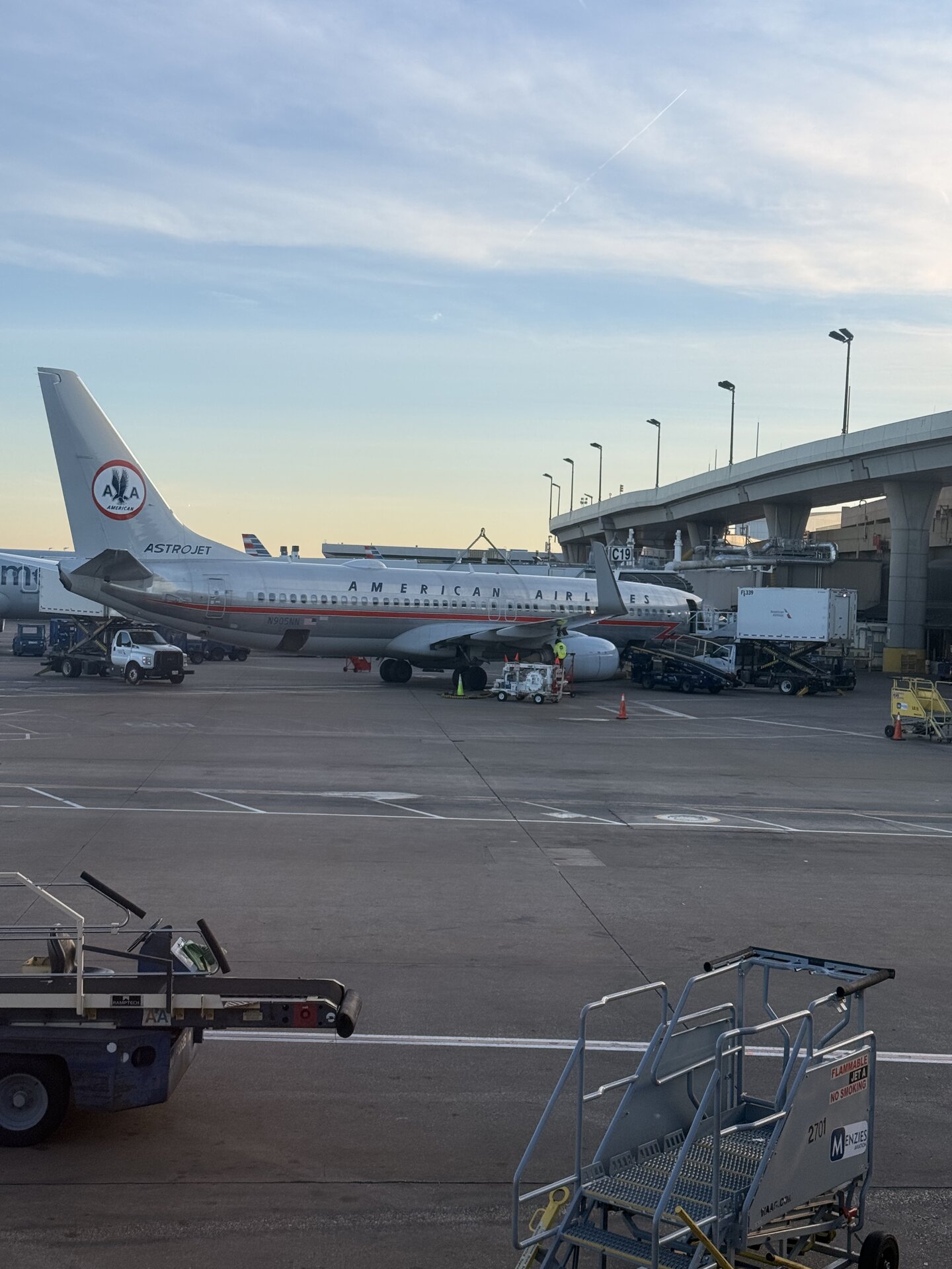 Boeing  737-823