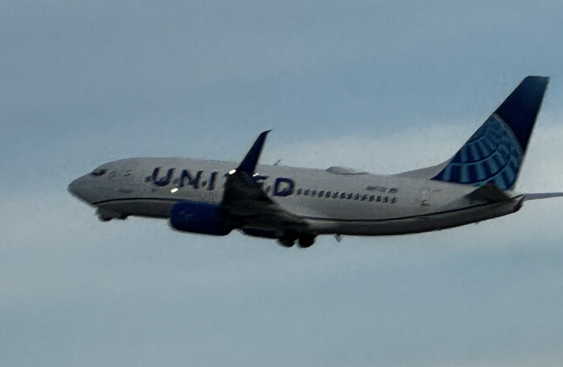 Boeing 737 (likely 737-800 or 737-900, but not enough detail for exact subtype)