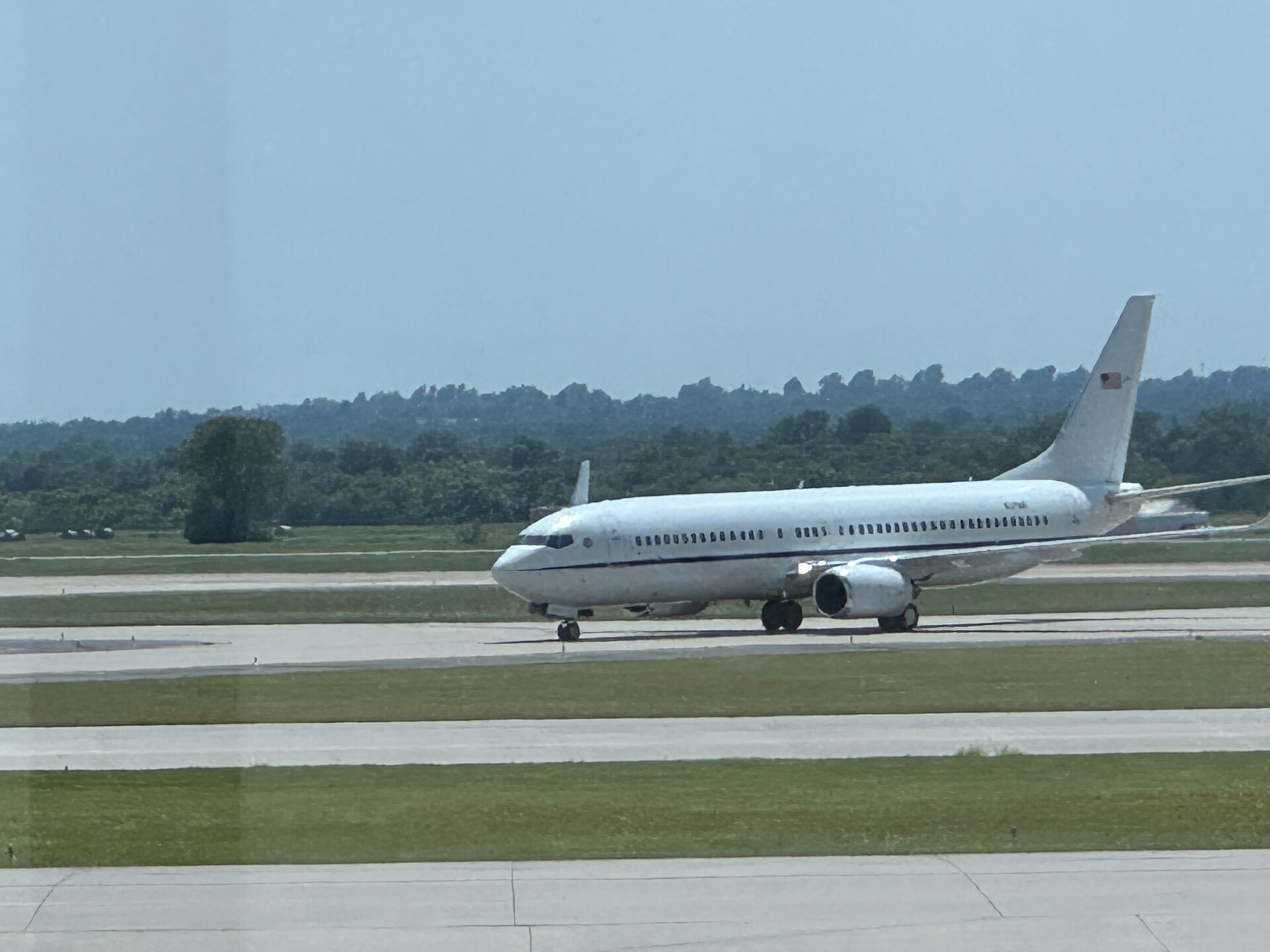 Boeing 737-800 (Likely Boeing C-40 Clipper variant)