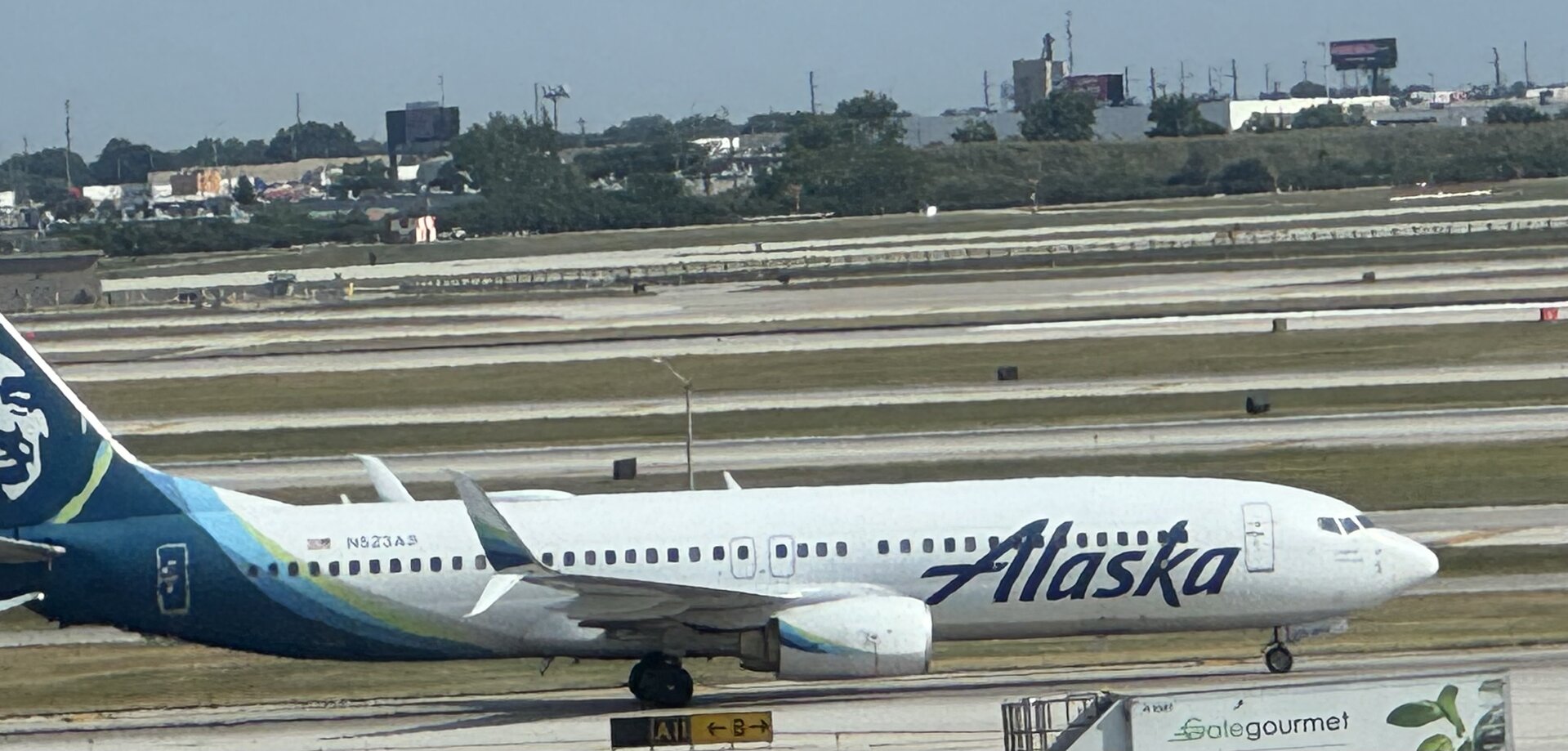 Boeing 737-890