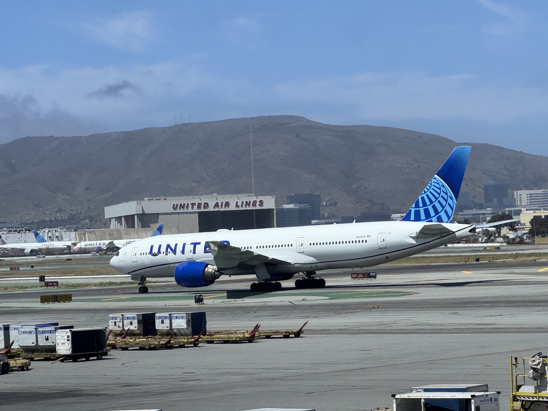 Boeing 777-222