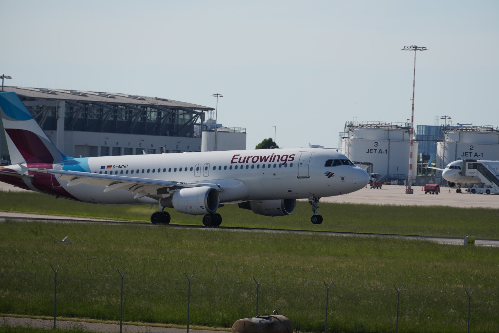 Airbus A320-214