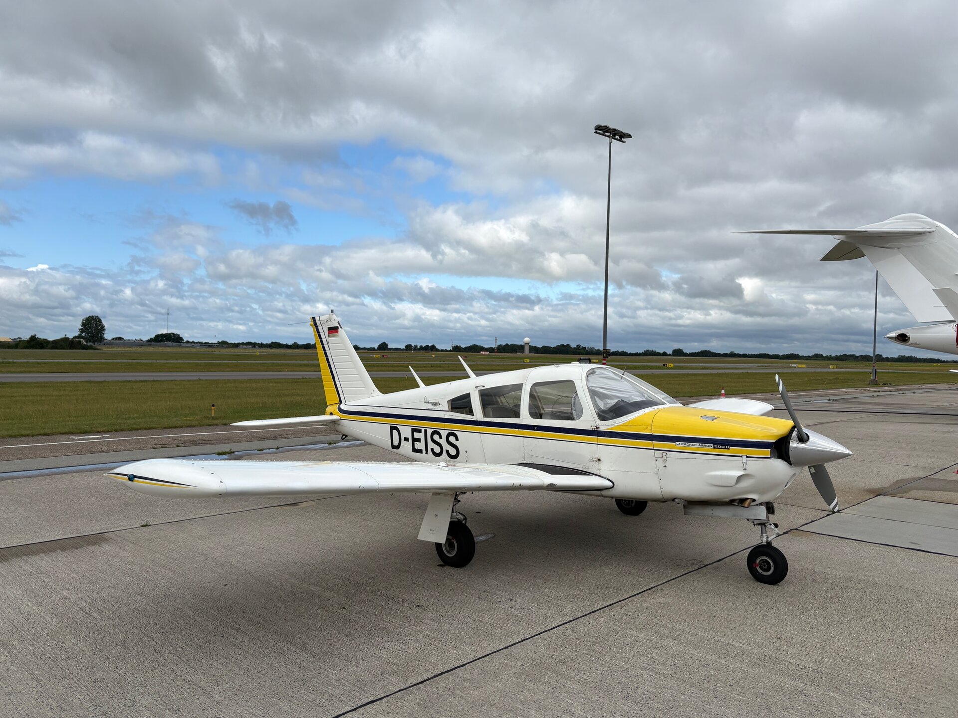 Piper PA-28R Arrow (likely Arrow II or III)