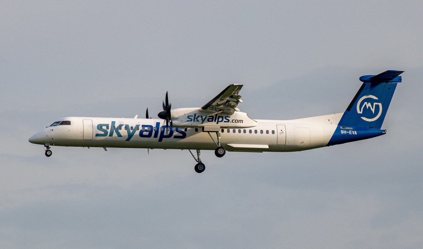De Havilland Canada (formerly Bombardier) DHC-8-400 (Dash 8 Q400)