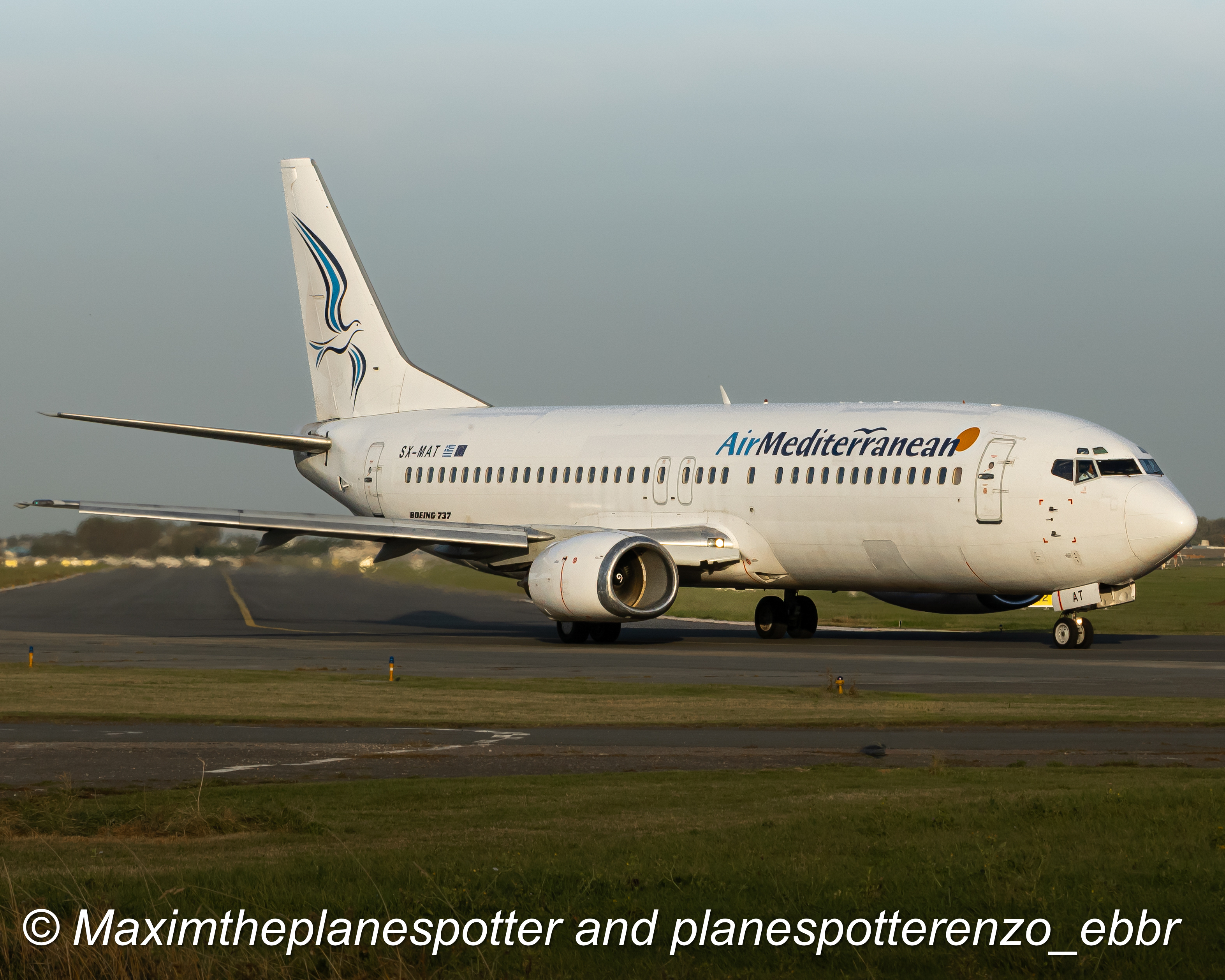 Boeing 737-446
