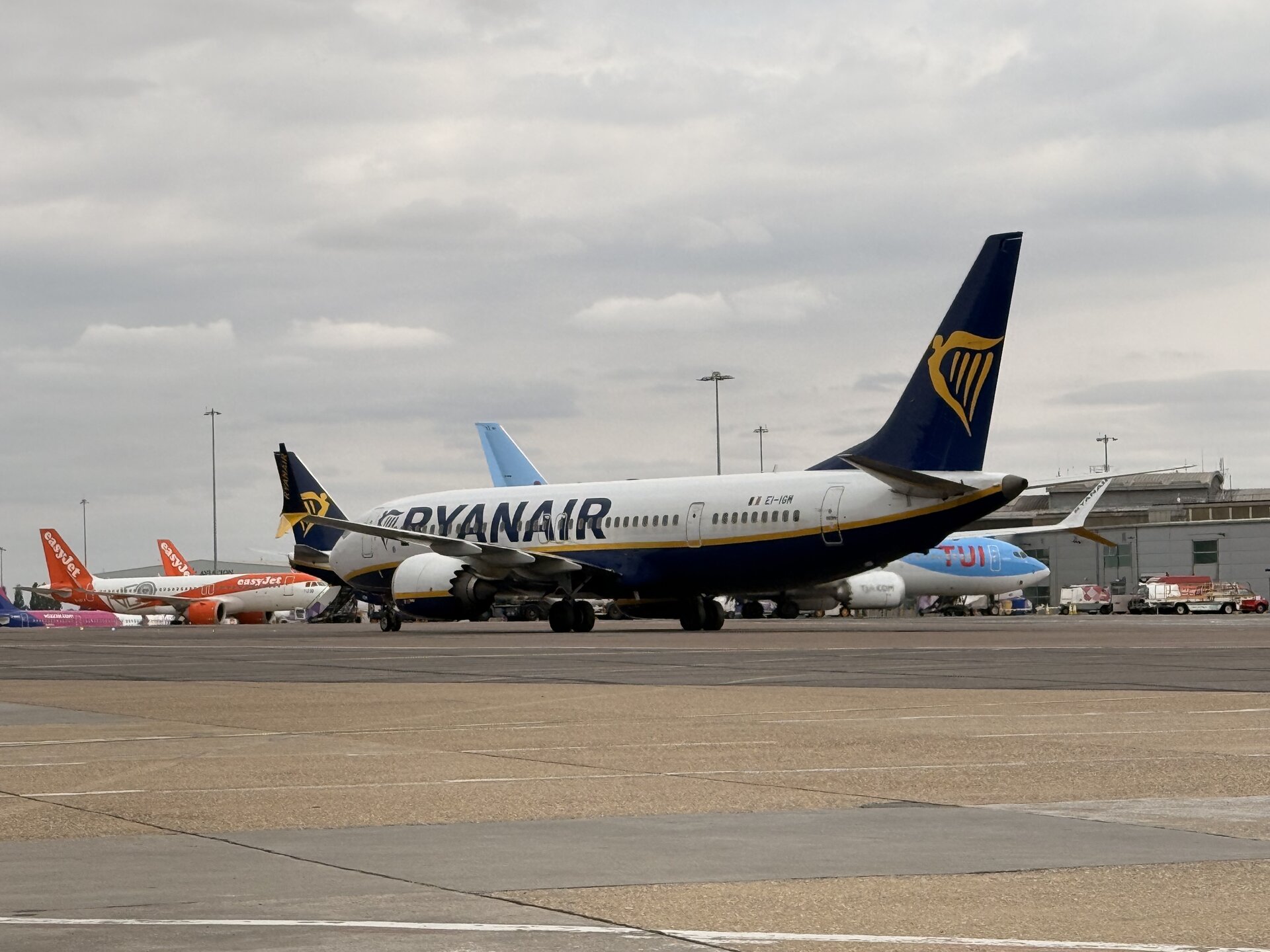 Boeing 737-8AS (737-800)